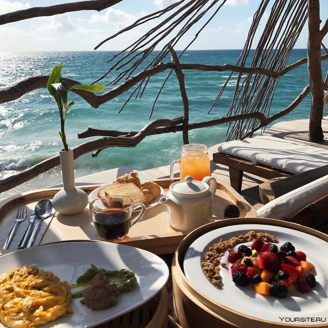 Красивый завтрак на море