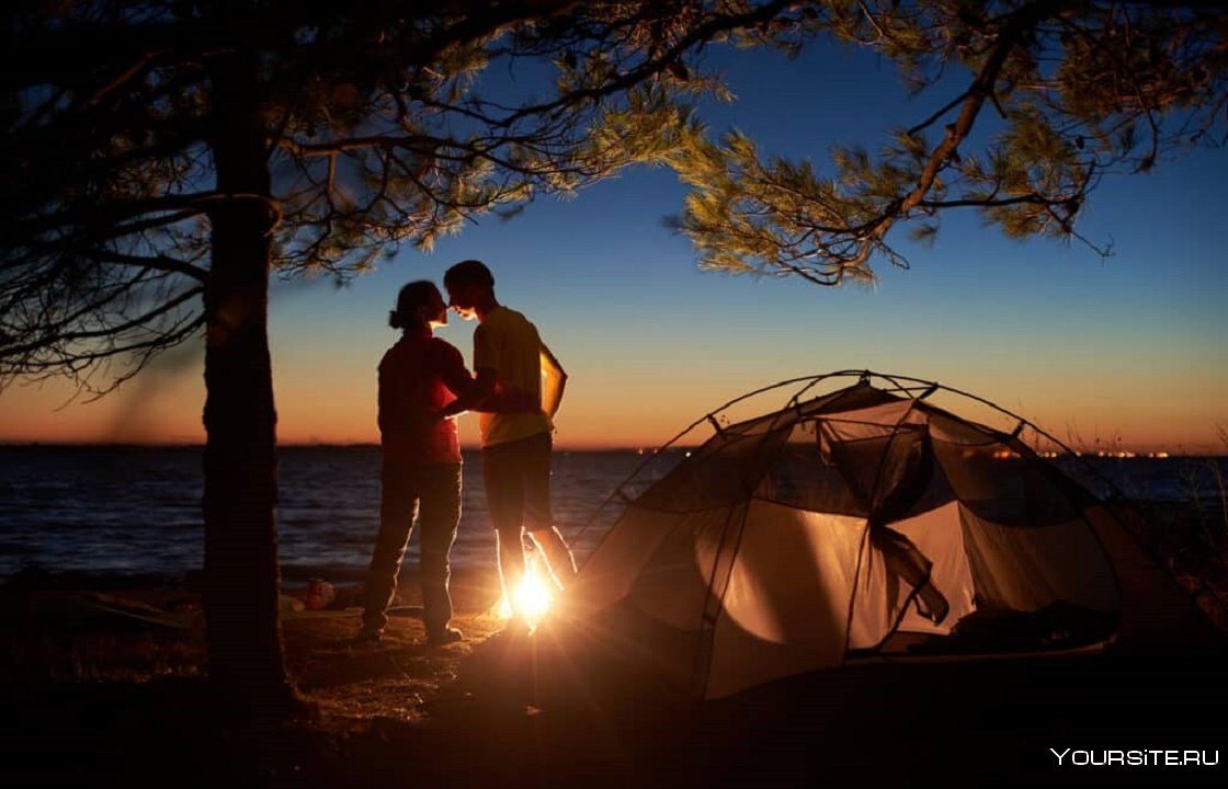Романтика в палатке на природе