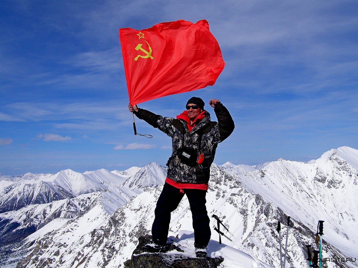 Флаг России в горах