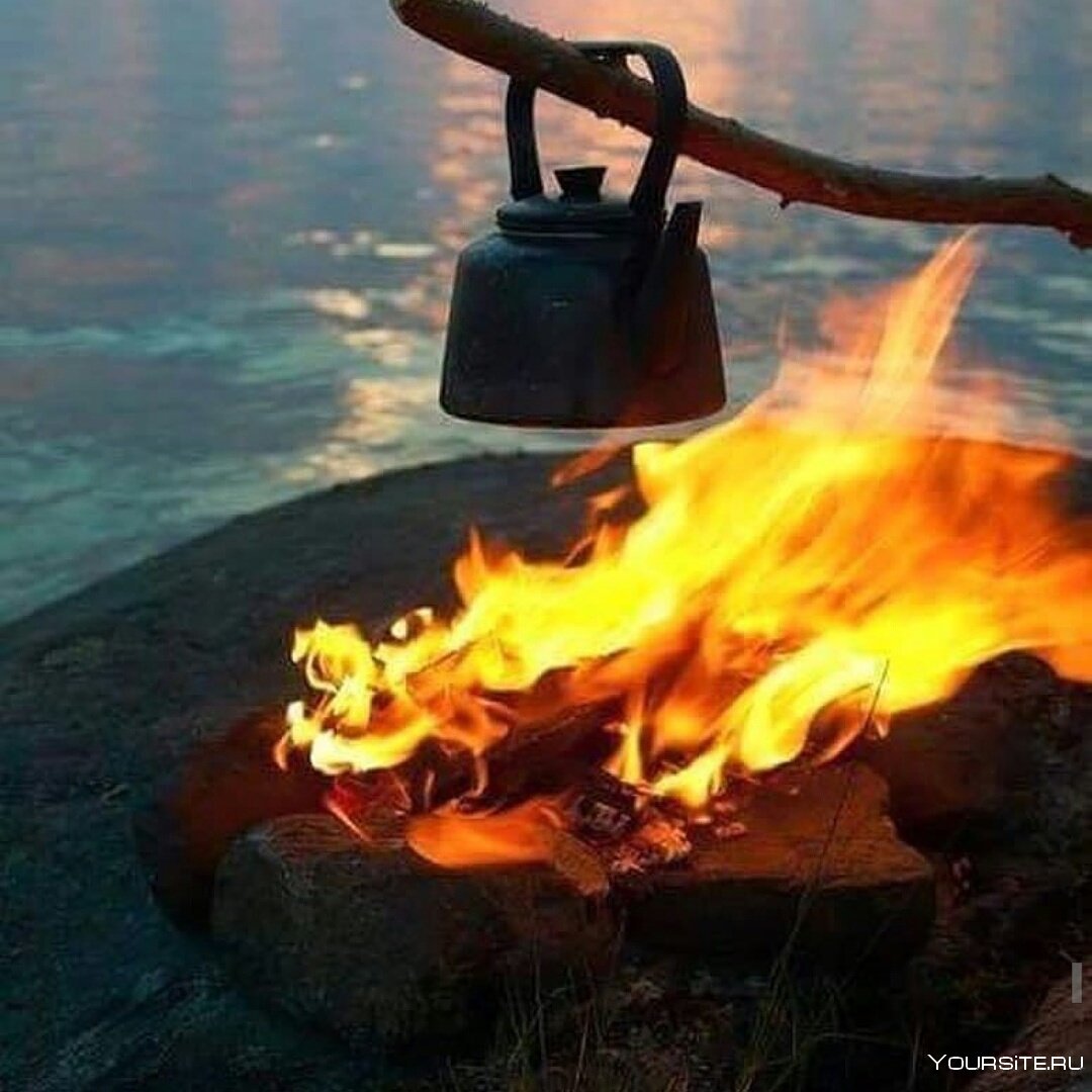 Кипящий на огне чайник