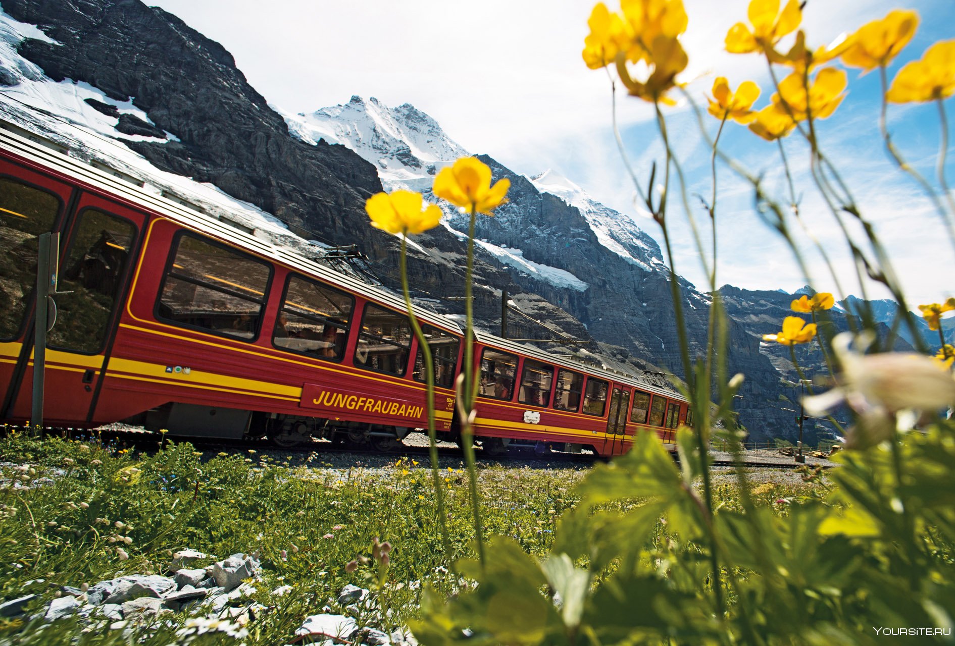 Туры на жд поездах. Юнгфрау (железная дорога). Железнодорожный вокзал юнгфрауйохюнгфрауйох, Швейцария. Швейцарская Jungfraubahn. Путешествие на поезде.