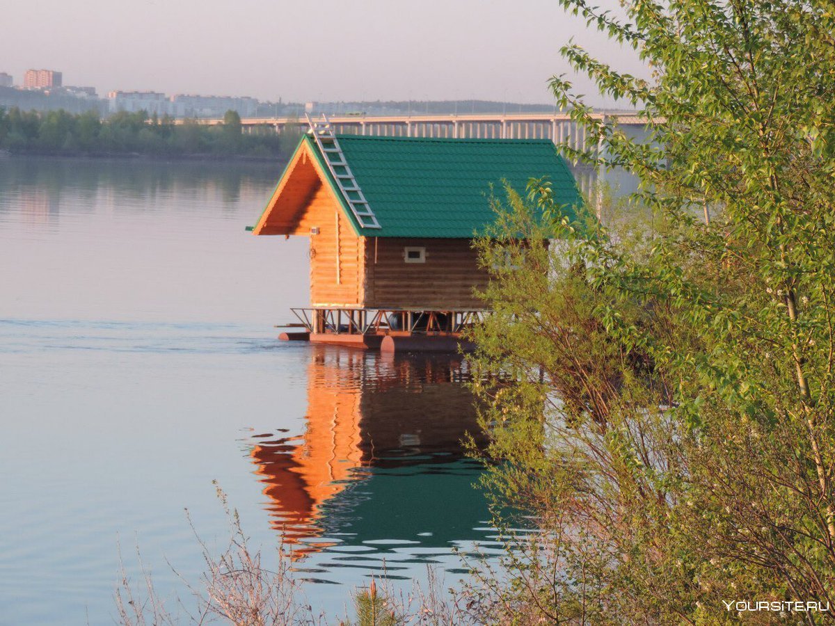 Дома на берегу реки Кама