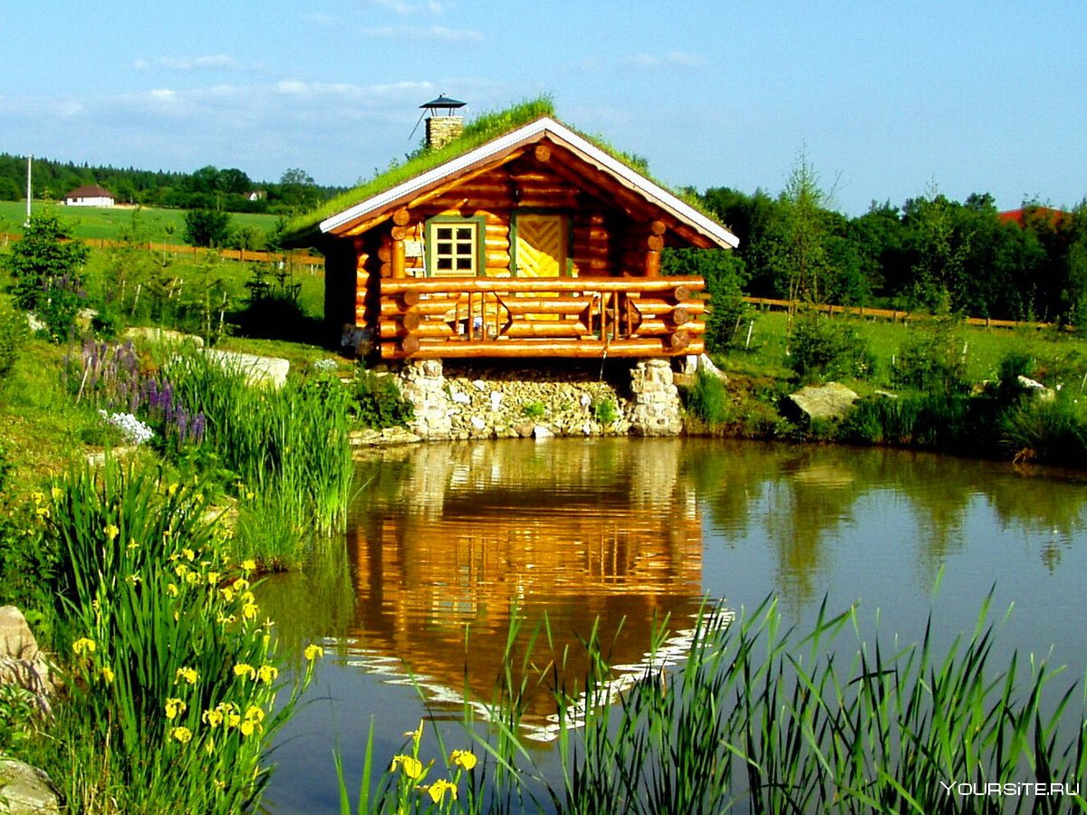 Деревянный дом у пруда