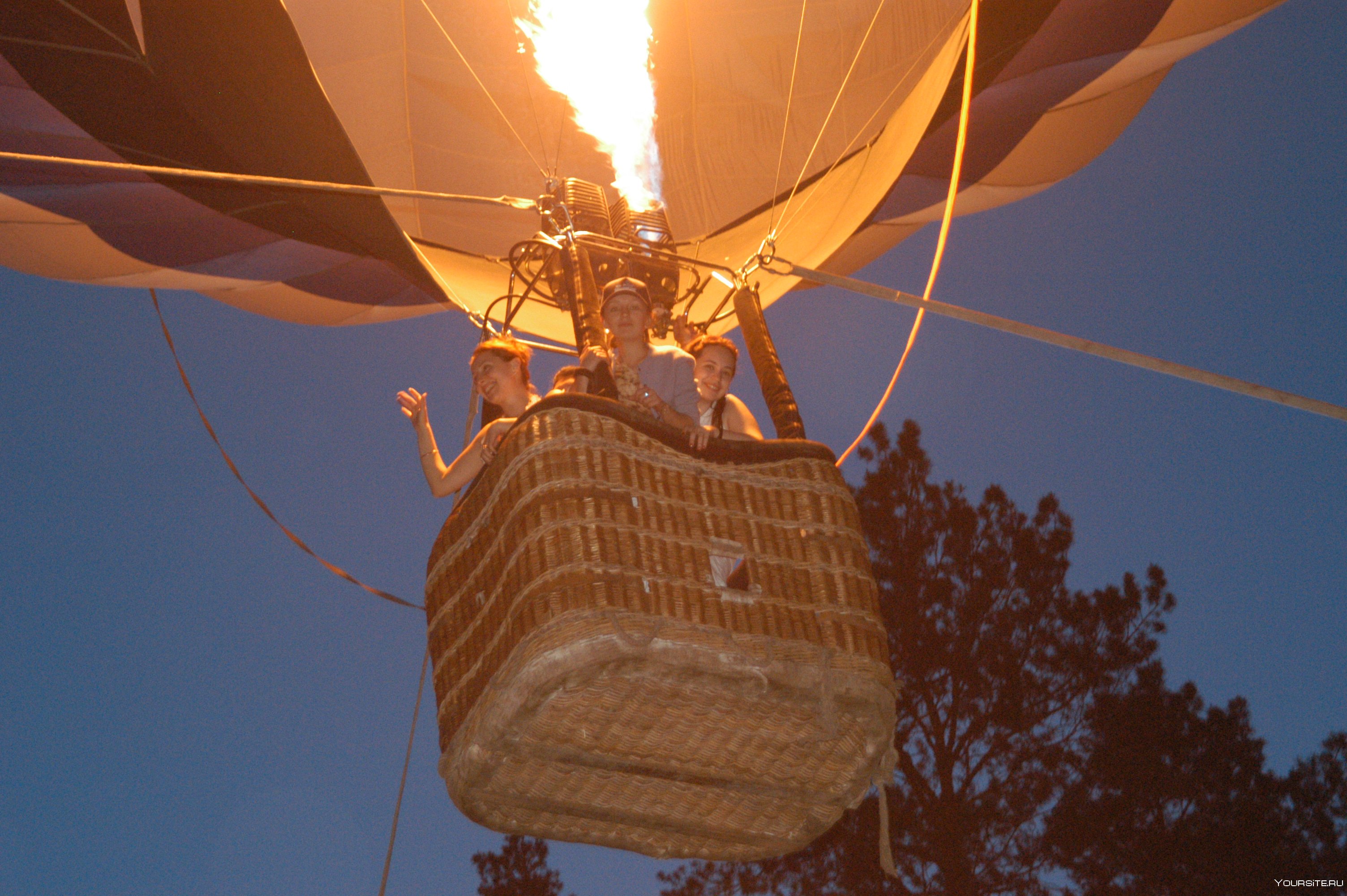 Высота корзины на воздушном шаре. Воздушный шар с корзиной. Полетать на воздушном шаре. Кабина воздушного шара. Воздушный шар полет.