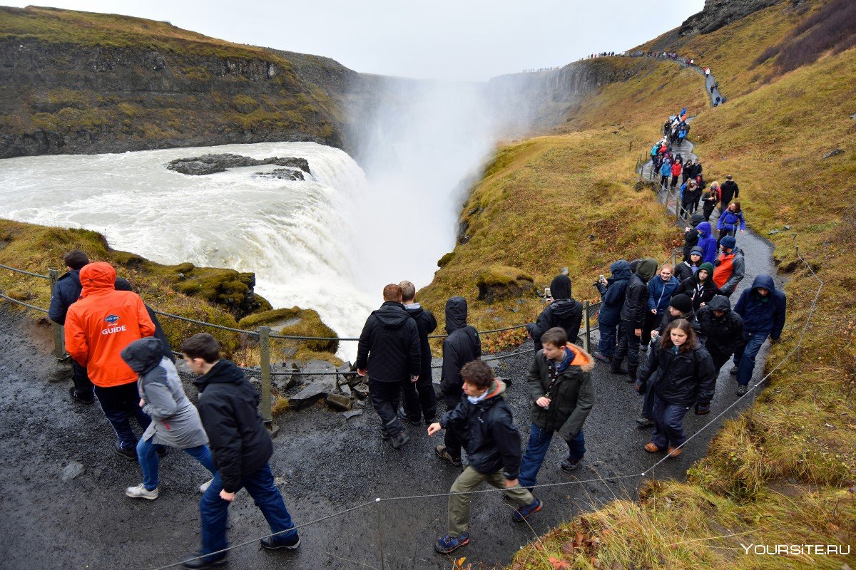 Что можно не брать в исландию. Туристы в Исландии. Исландия туризм. Исландия путешествие. Исландия экологический туризм.