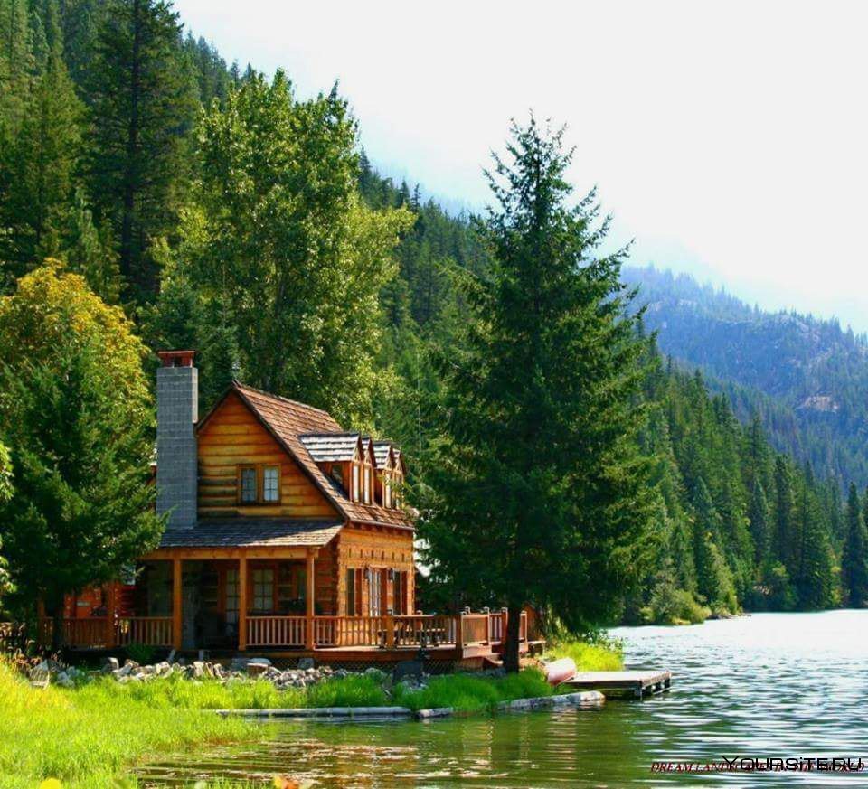 Деревянные дома на берегу реки