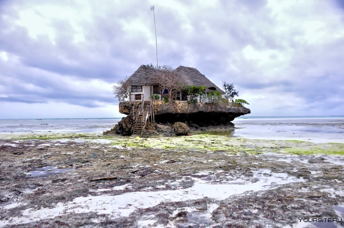 Деревянный домик на необитаемом острове
