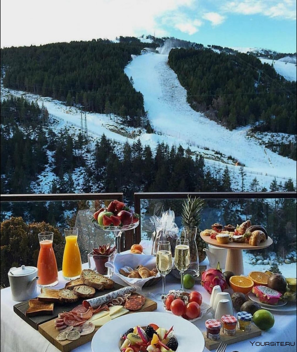 Завтрак в зимних Альпах