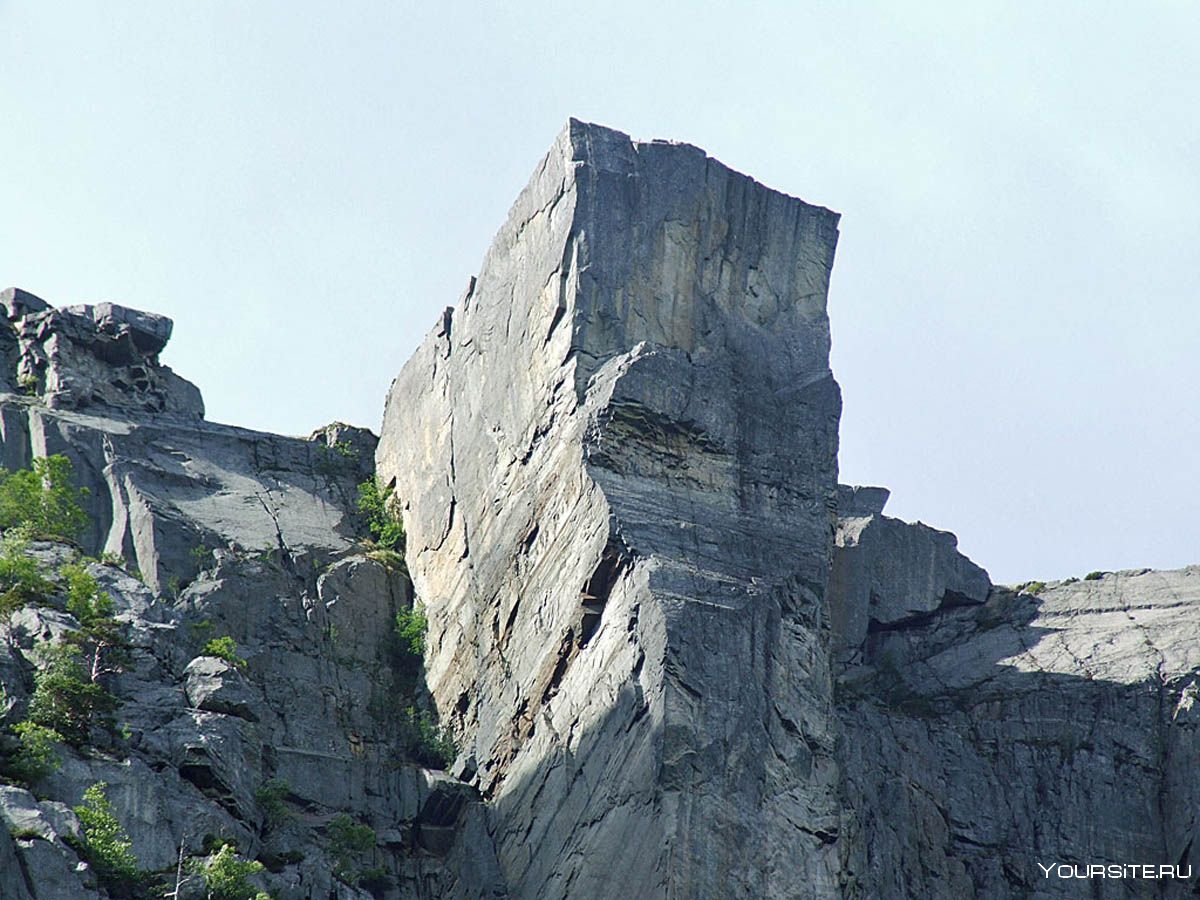 В среди высота скал. Скала Кафедра проповедника Норвегия. Утес Прекестулен Норвегия. Прекестулен — гигантский каменный утёс.. Фьорд отвесная скала Норвегия.