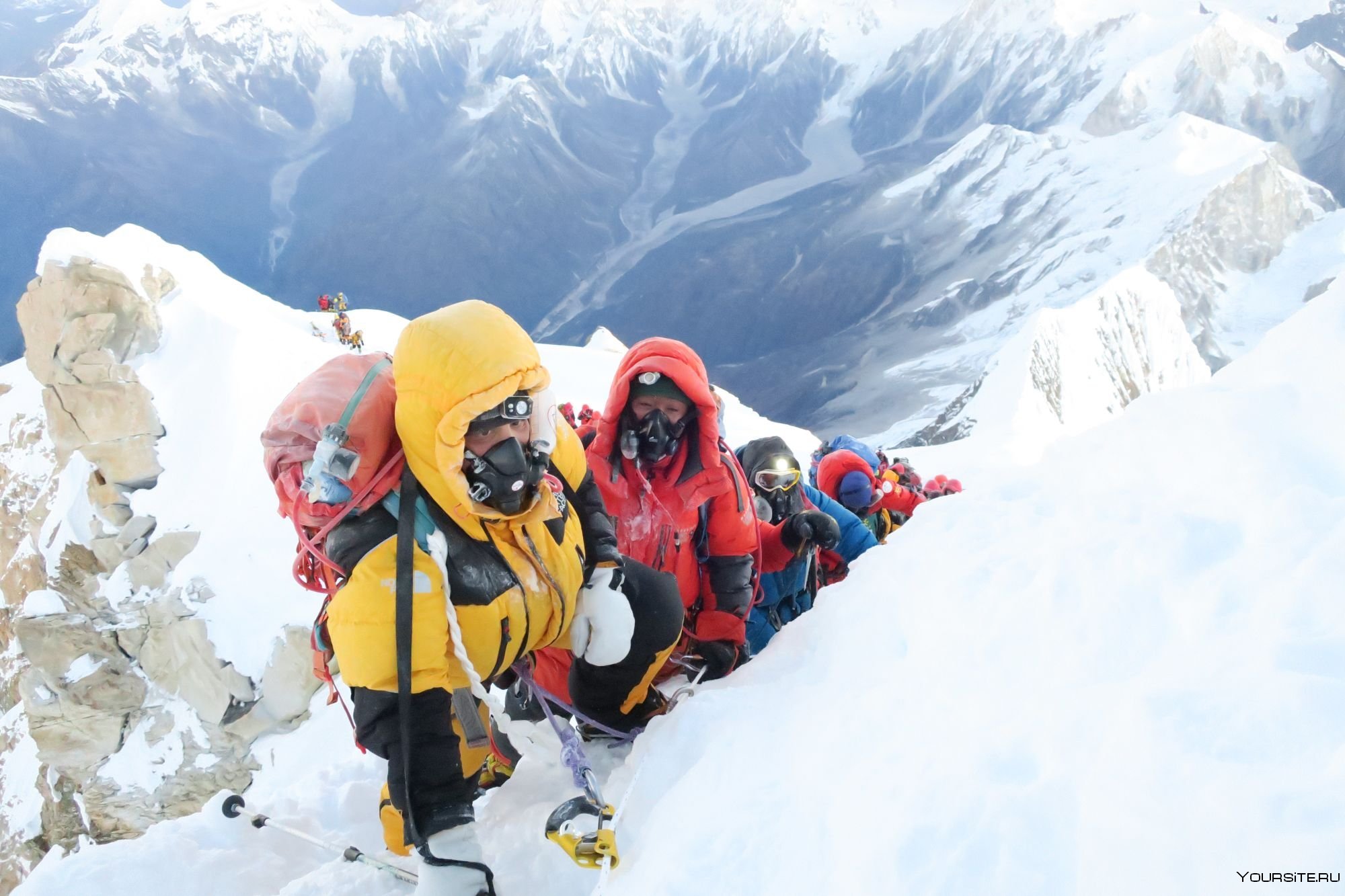 Сколько по времени подниматься на эверест. Манаслу восхождение. Вершина Манаслу в Гималаях. Непал восхождение на Эверест. Макалу го альпинист.