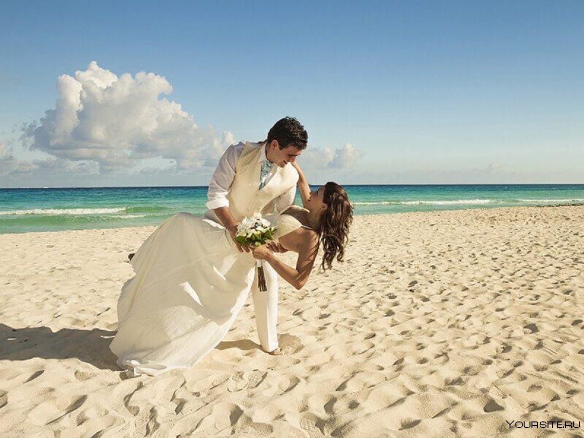 жених и невеста у моря