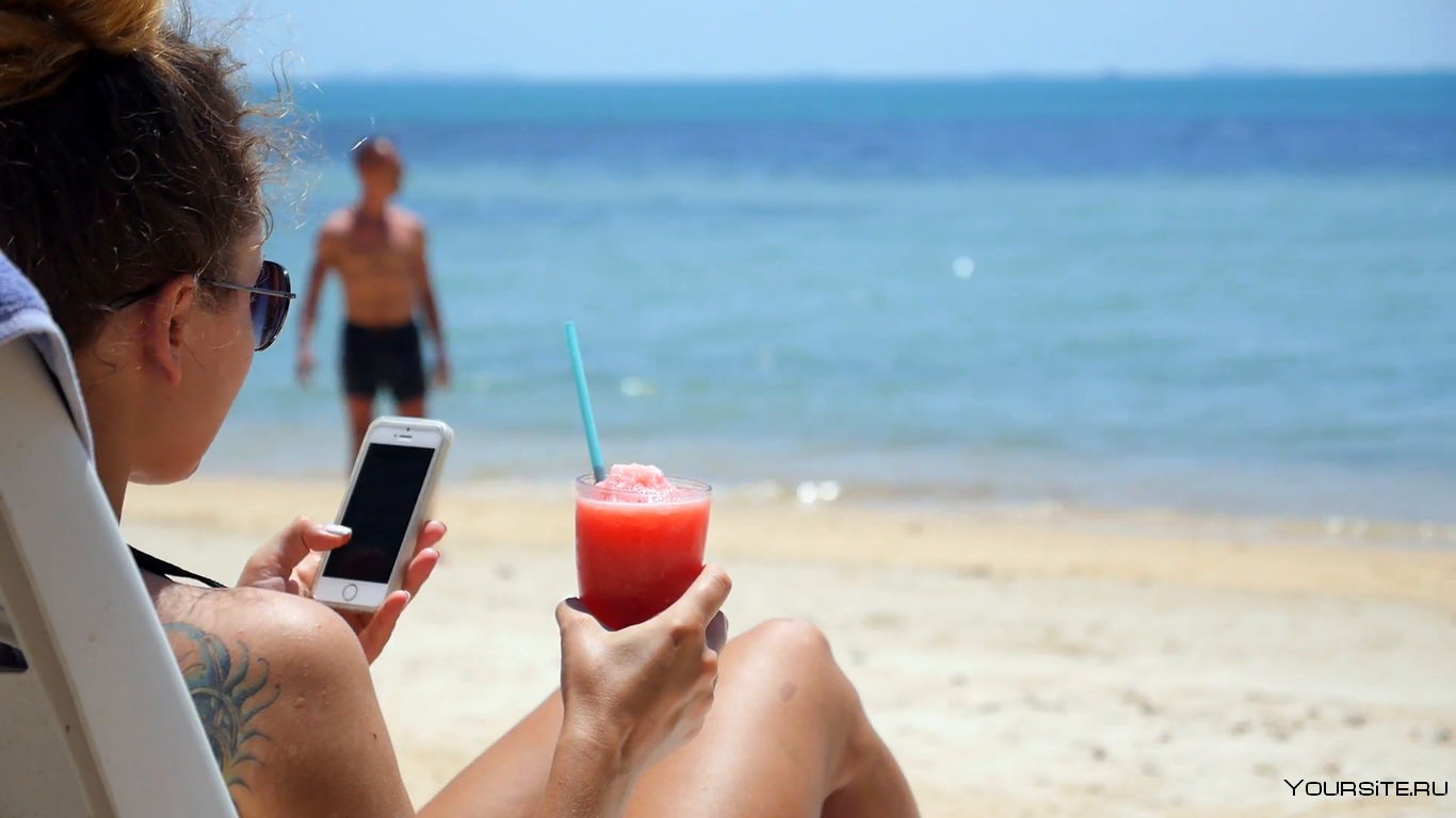 Мобильный интернет в турции. Смартфон на пляже. Девушка со смартфоном. Девушка море смартфон. Человек со смартфоном на пляже.