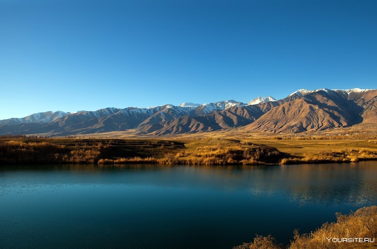 Горы Тянь Шань с озером Иссык Куль