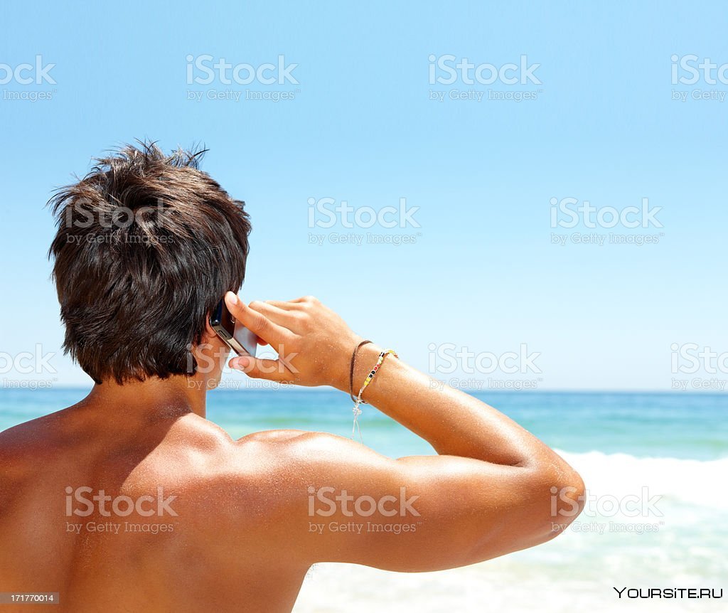 Мужчина на пляже в очках