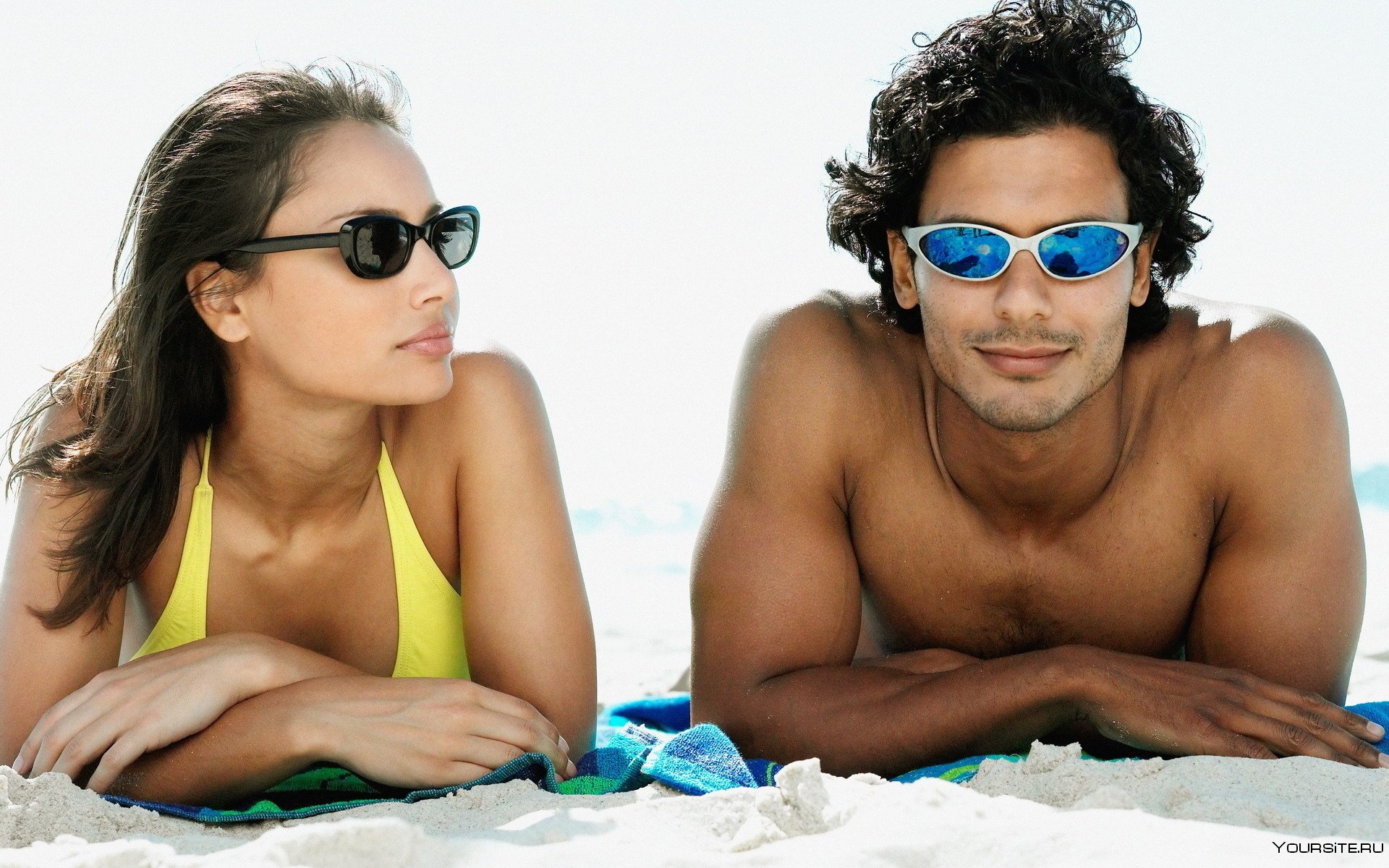 Пока муж на пляже. Девушка в солнцезащитных очках. Загорелый мужчина. Парень и девушка в солнцезащитных очках. Мужчина в солнцезащитных очках.