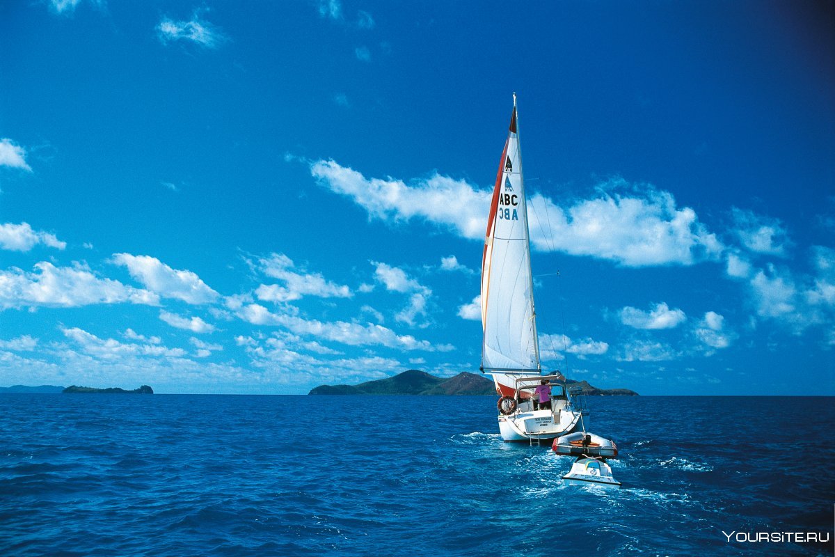 Яхта на фоне острова