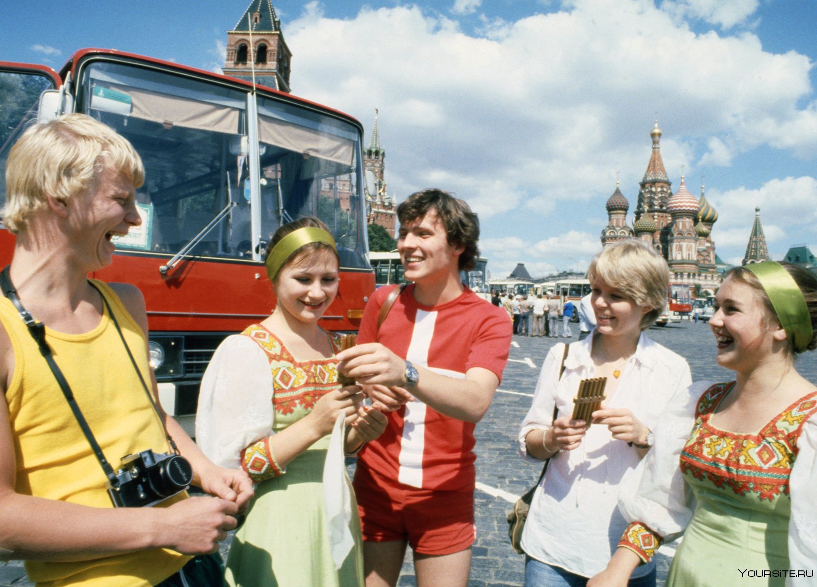 Группа зарубежных туристов своими глазами хочет. Иностранцы в Москве 1980. Туристы 80е СССР. Иностранные туристы в Москве.