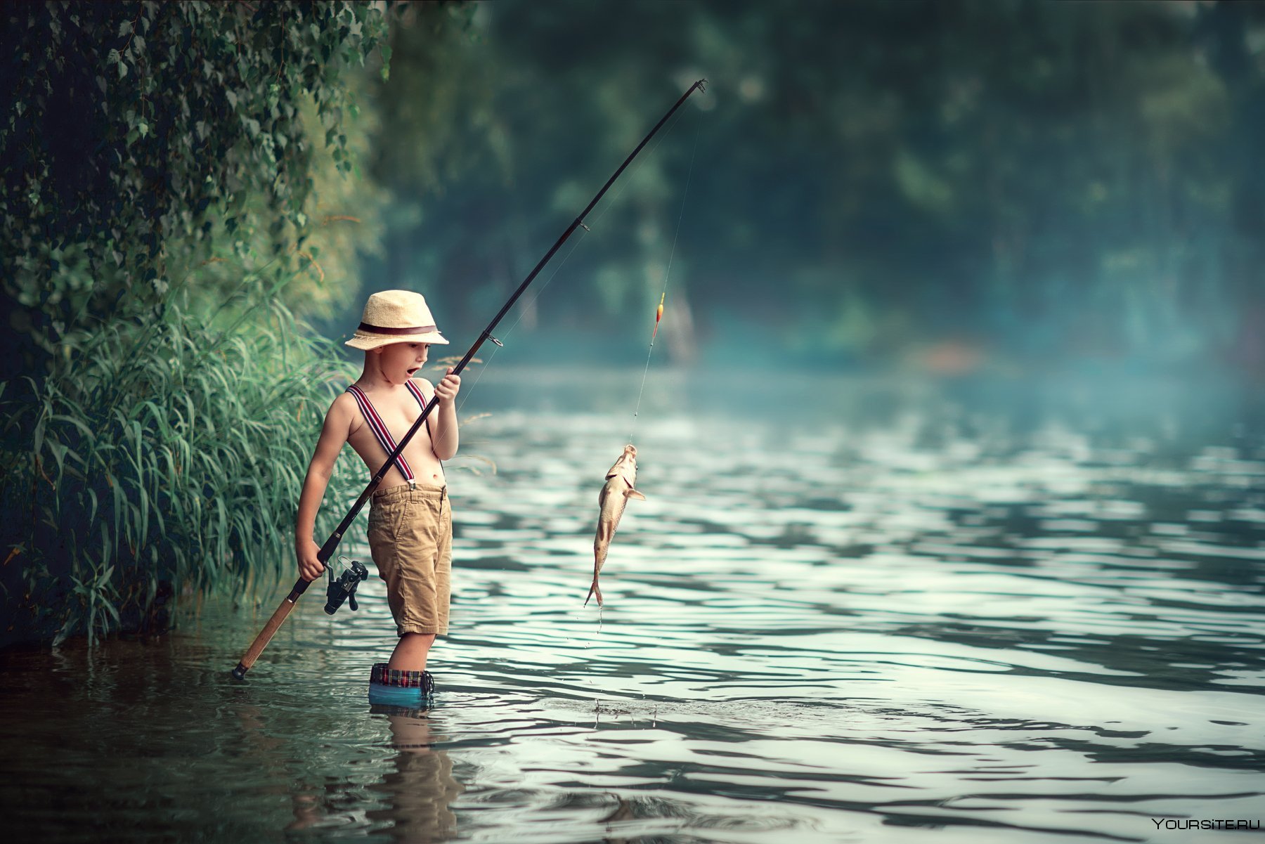 Мальчик ловил рыбу на реке. Рыбак. Рыбак с удочкой. Мальчик Рыбак. Мальчик с удочкой.