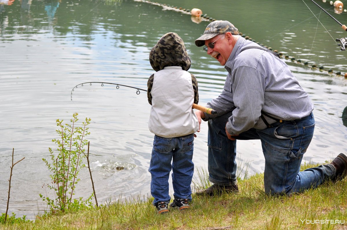 Дедушка с внуком на рыбалке