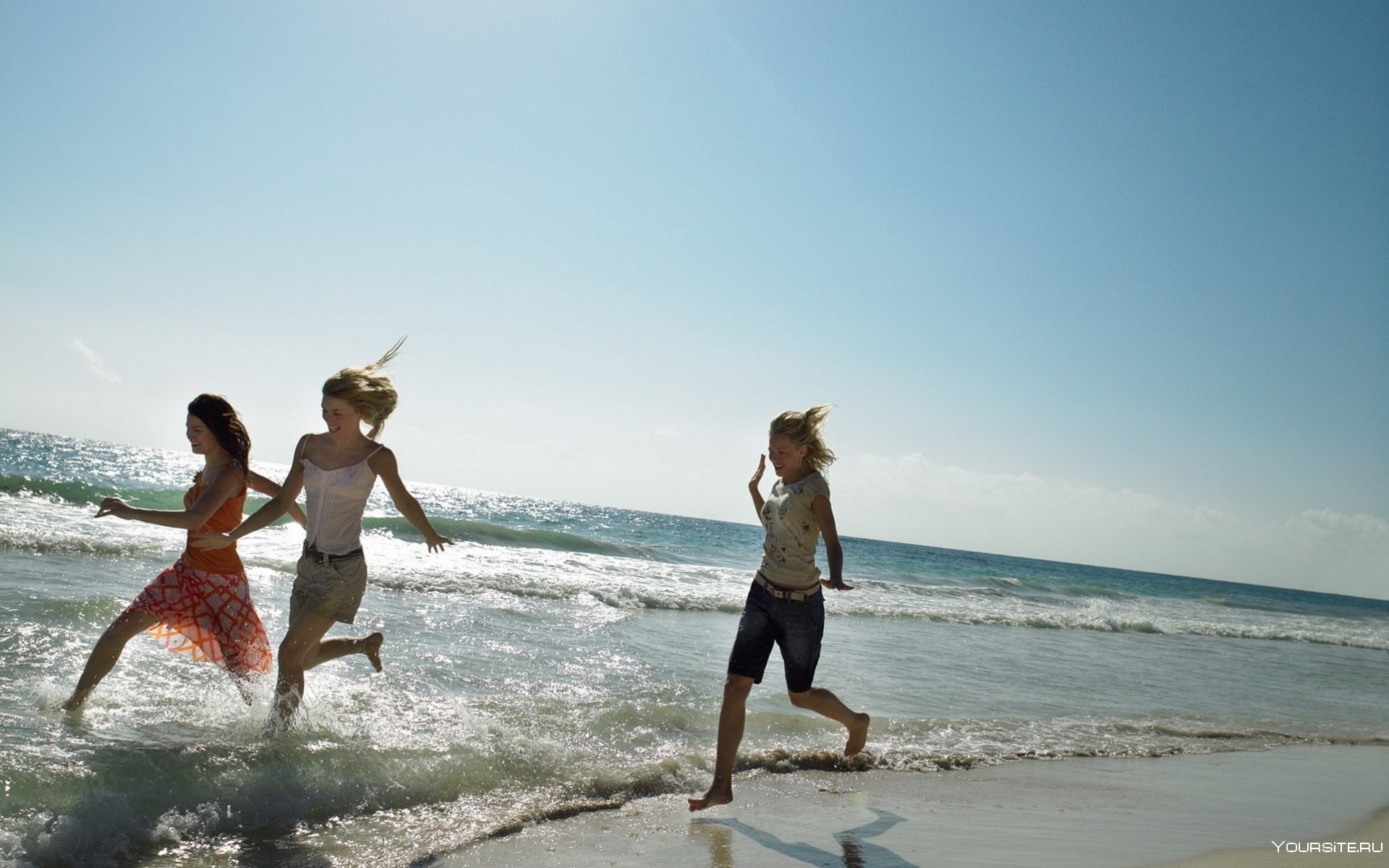 Вижу себя на берегу. Девушка бежит к морю. Пляж танцующей девушки. Подружки на море. Девушка танцует на пляже.