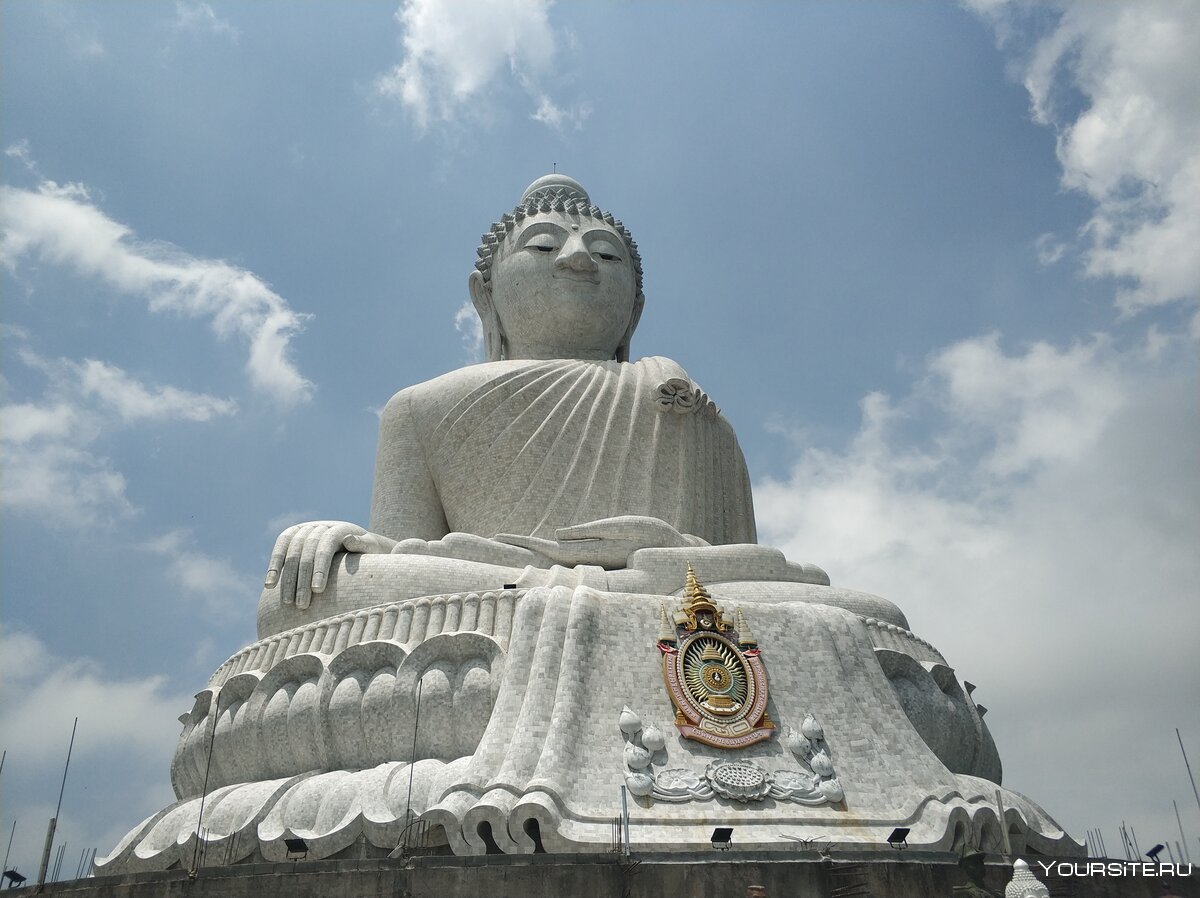 Тайланд Будда на горе Пхукет снизу