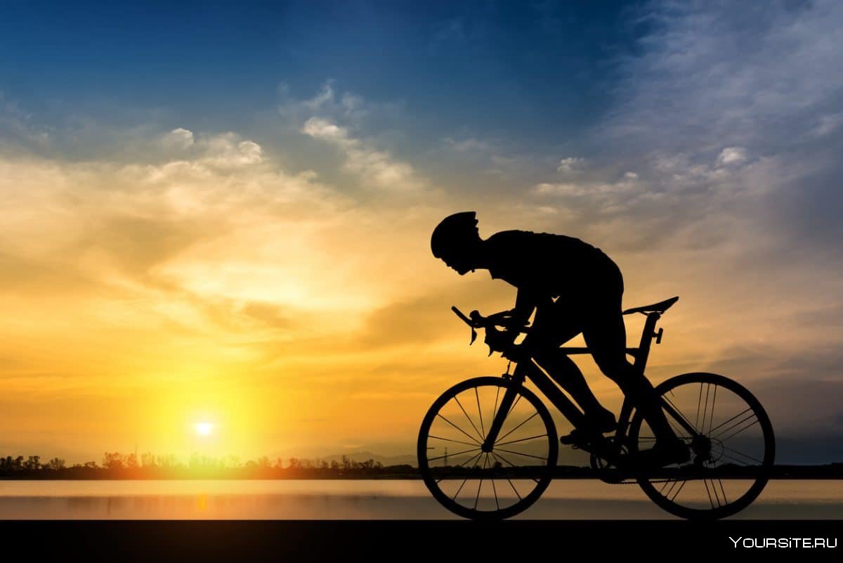 Велосипед на фоне заката