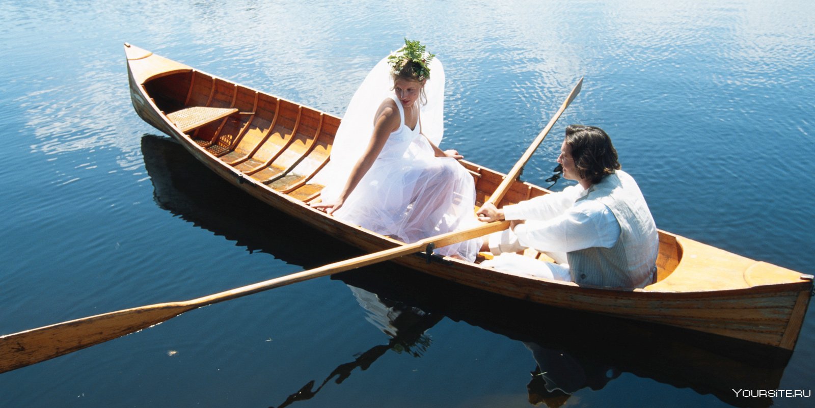 Двое в лодке песня. Свадебная лодка. Двое влюбленных в лодке. Фотосессия в лодке. Жених и невеста в лодке.