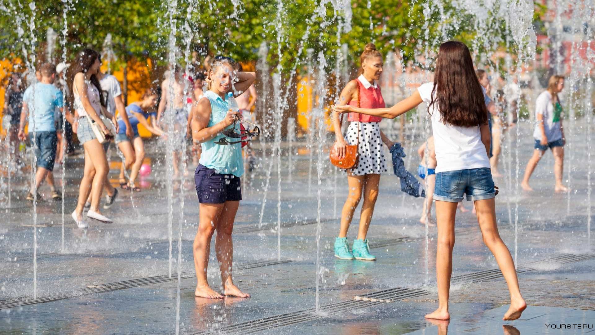 В жаркий летний день люди обеспокоены. Жаркое лето в Москве. Знойное лето в городе. Босиком у фонтана. Люди в Сухом фонтане.