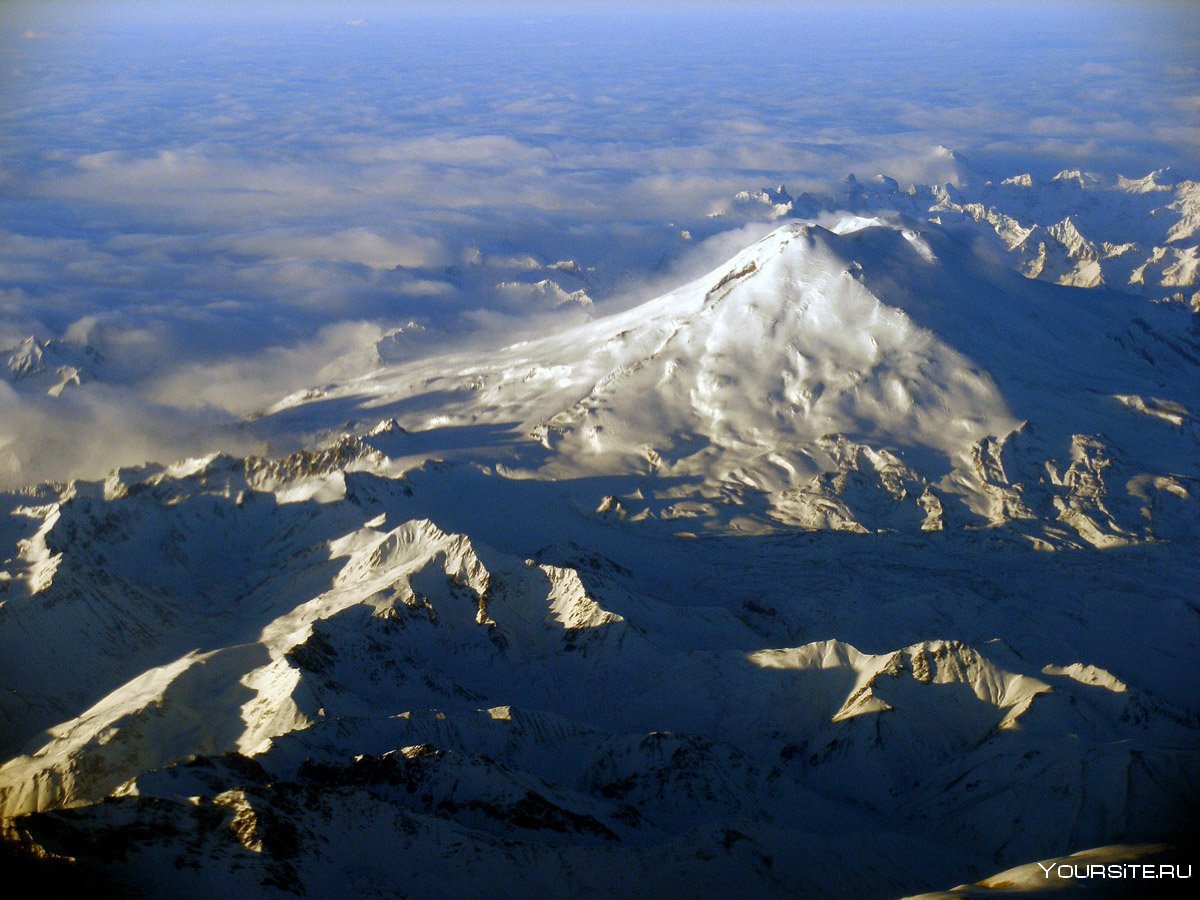 Кавказский хребет Эльбрус с самолета