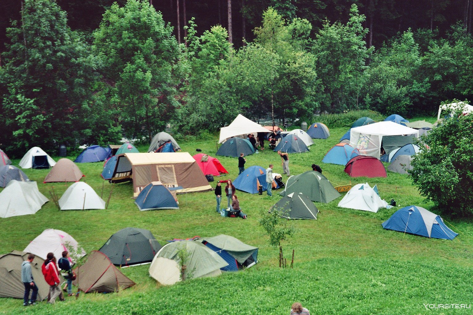 Мероприятия перед открытием палаточного лагеря. Палаточный лагерь Camp 2050. Палаточный лагерь Висимские Поляны. Палаточный кемпинг Висимские Поляны. Глэмпинг палаточный лагерь.
