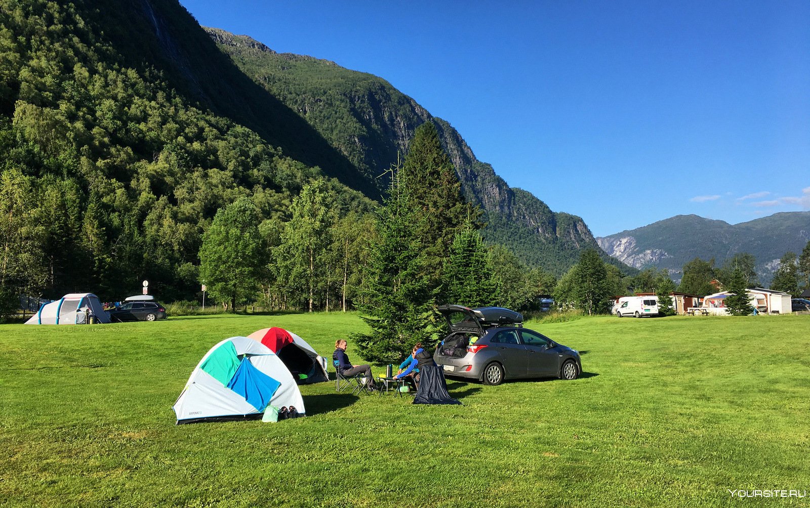 Горный кемпинг. Палаточный лагерь в Норвегии. Кэмпинг Панорамико Италия. Палатка в горах.
