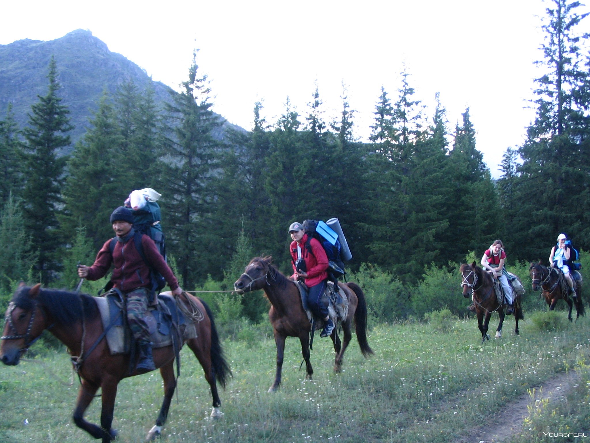 Легенды алтая лагерь. Активный туризм Алтай. Поход по Алтаю с детьми. Ребёнок алтаец на лошади. Конный туризм Архыз.