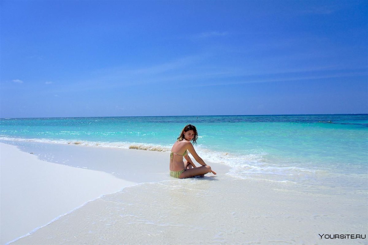Девушка отдыхает на Мальдивах