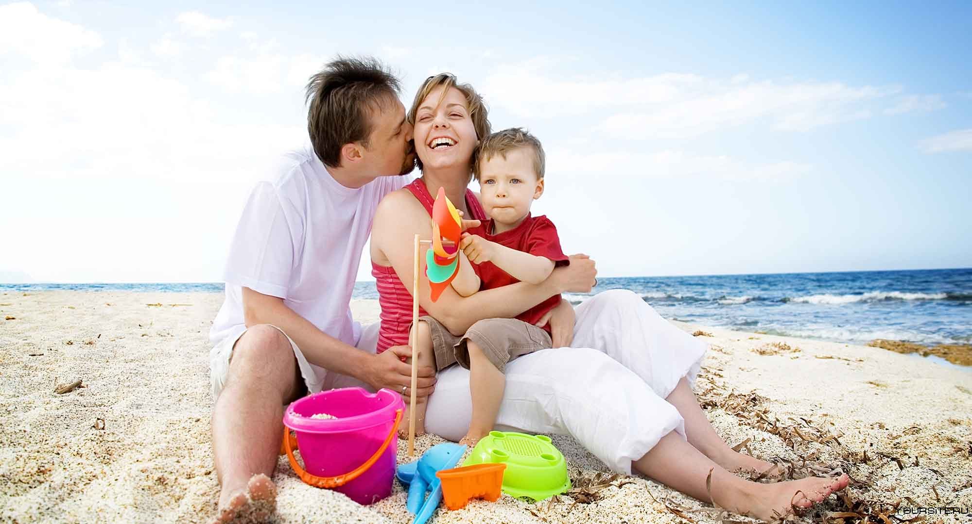 дети и родители на пляже