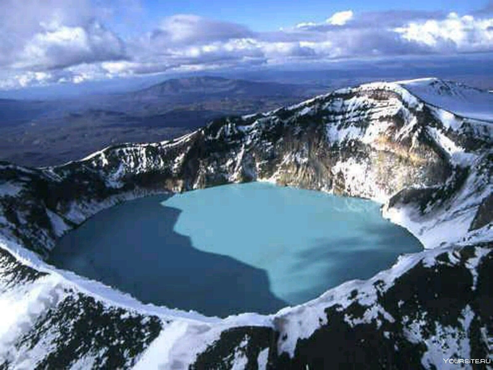 Озеро в вулкане камчатки. Вулкан малый Семячик. Малый Семячик Камчатка. Озеро малый Семячик. Малый Семячик кислотное озеро в вулкане.