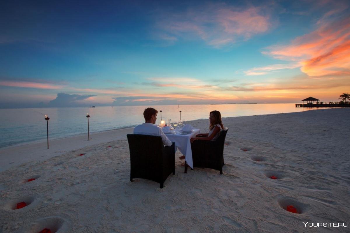 Романтический ужин на двоих на берегу моря