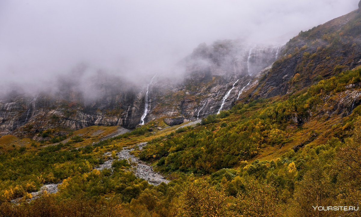 Софийские водопады в Архызе осенью