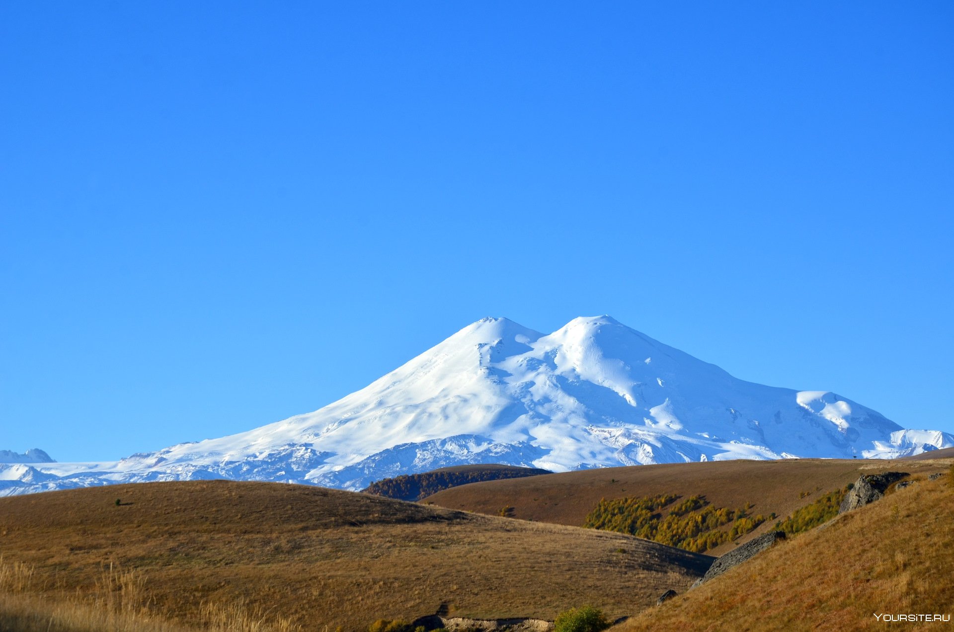Самая высокая гора россии высотой 5642. Гора Эльбрус 5642. Двухвершинный стратовулкан Эльбрус. Минги Тау вершина. Высота Эльбруса 5642 метра.