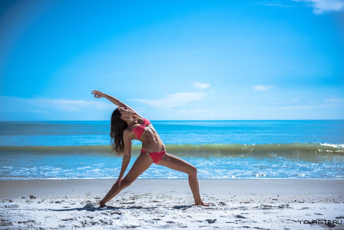 Йога на пляже девушка