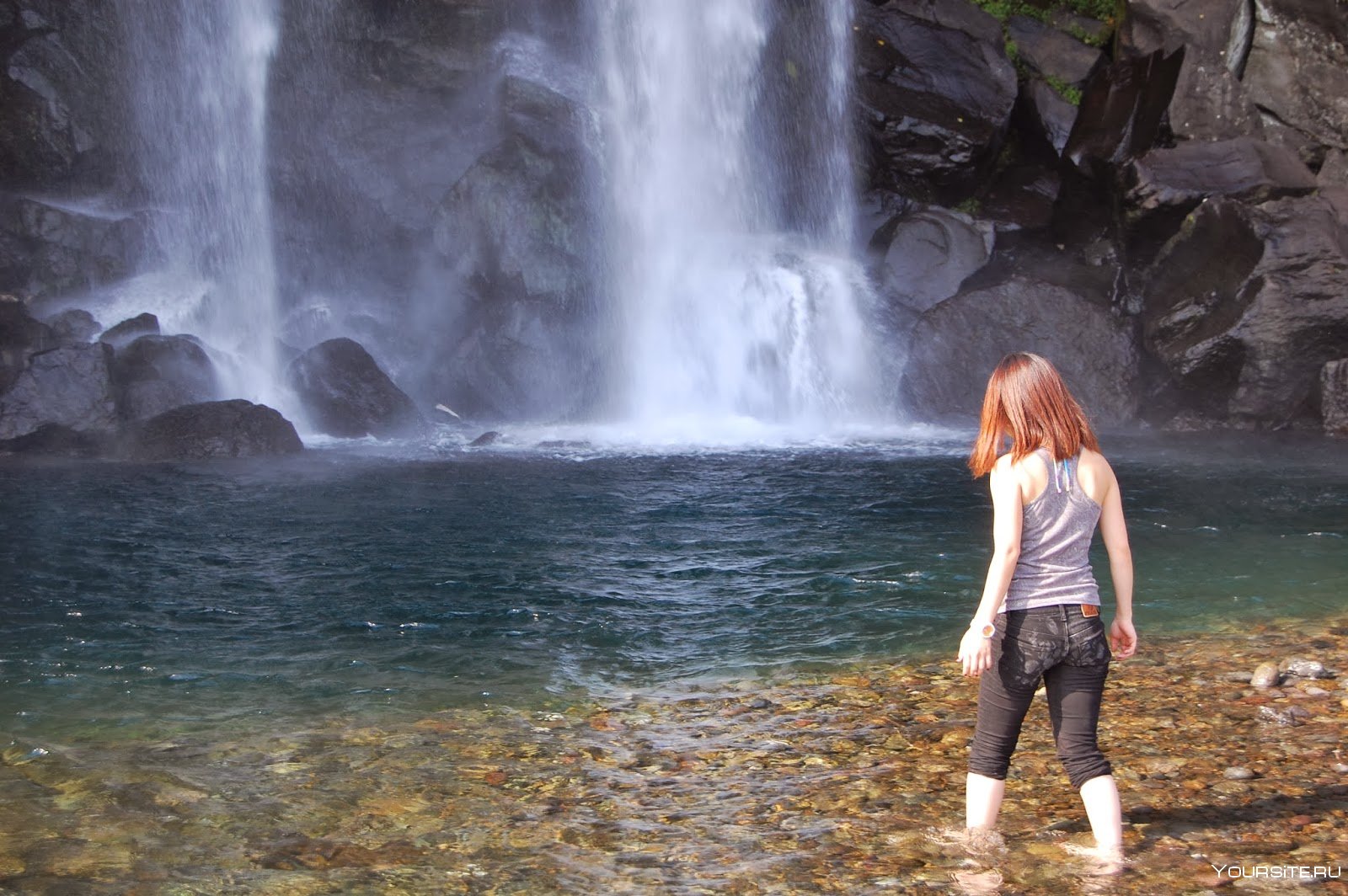 Водопад летящая вода. Девушка возле водопада. Фотосессия на фоне водопада. Фотосессия возле водопада. Человек на фоне водопада.