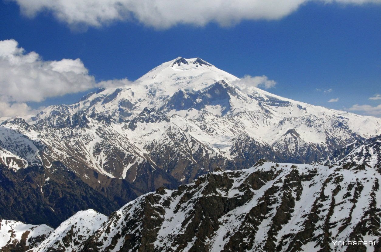 Подножие горы эльбрус. Гора Эльбрус. Высота 4800 Эльбрус. Горы Кавказа Эльбрус. Эльбрус Горная система.