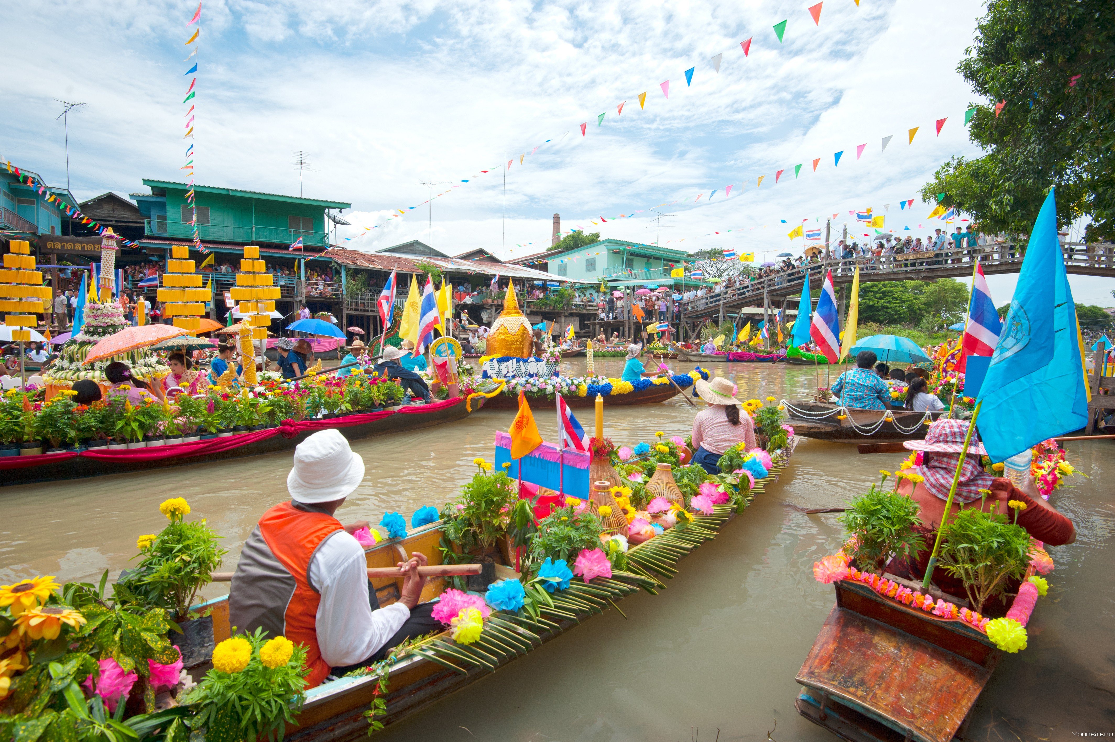 Концерты в бангкоке. Дамноен Садуак Бангкок. Плавучий рынок Дамноен Садуак. Таиланд плавучий рынок река Квай. Плавучий рынок в Паттайе.