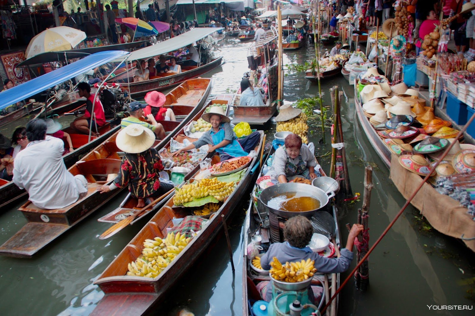 Почему в бангкоке. Плавучий рынок Дамноен Садуак. Тайланд Бангкок плавучий рынок. Таиланд рынок Чатучак. Речные рынки Бангкока.