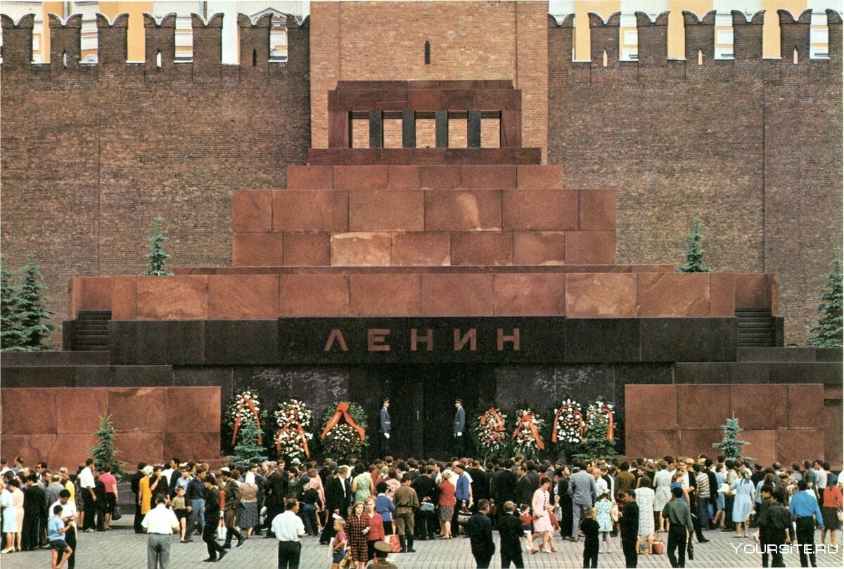 Ленин в мавзолее на красной площади