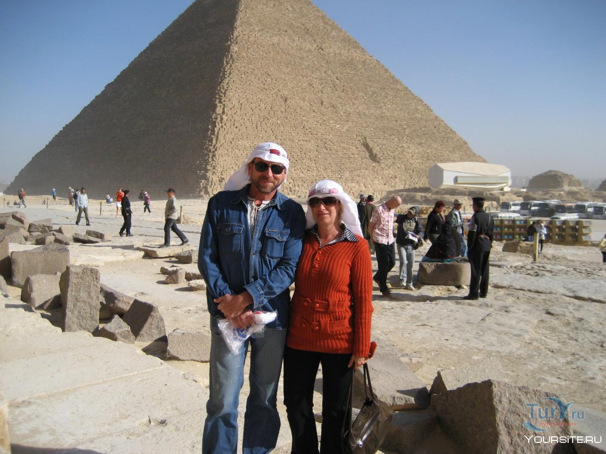 Новости египта для туристов на сегодня. Египет Шарм-Эль-Шейх пирамиды. Египет пирамид туристи. Египет Каир море.