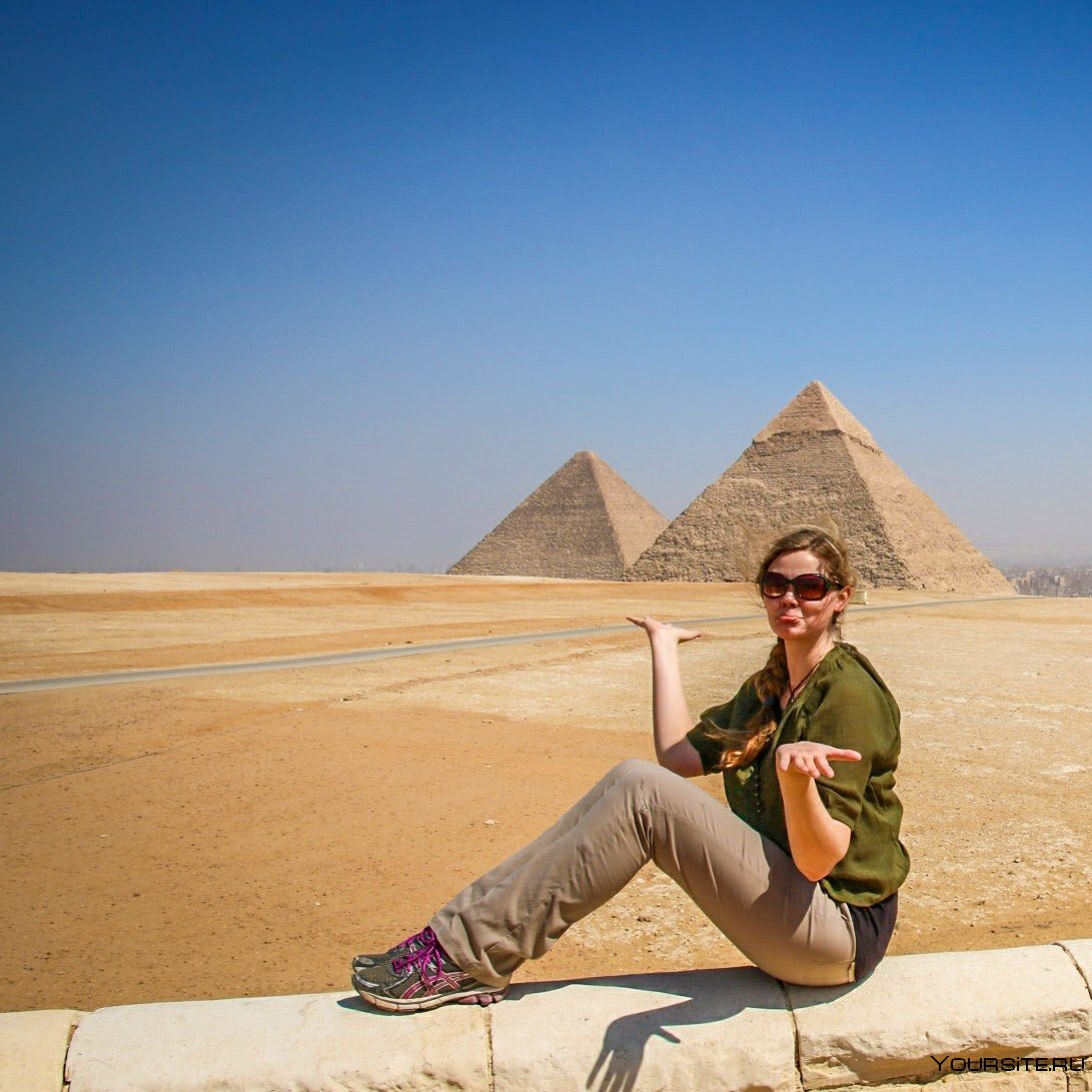 Пирамиды Гизы с туристами