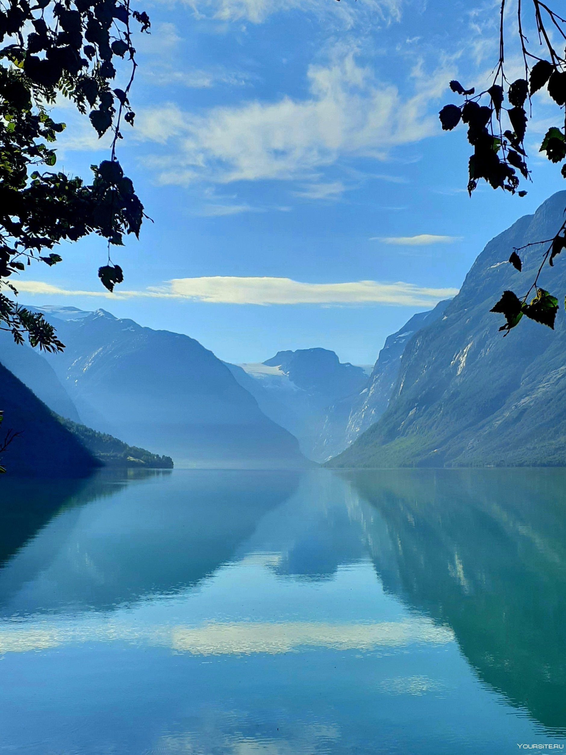Картинка красивое озеро. Озеро МЬЁСА Норвегия. Ловатнет, Норвегия. Озеро Лованет Норвегия. Lovatnet озеро.