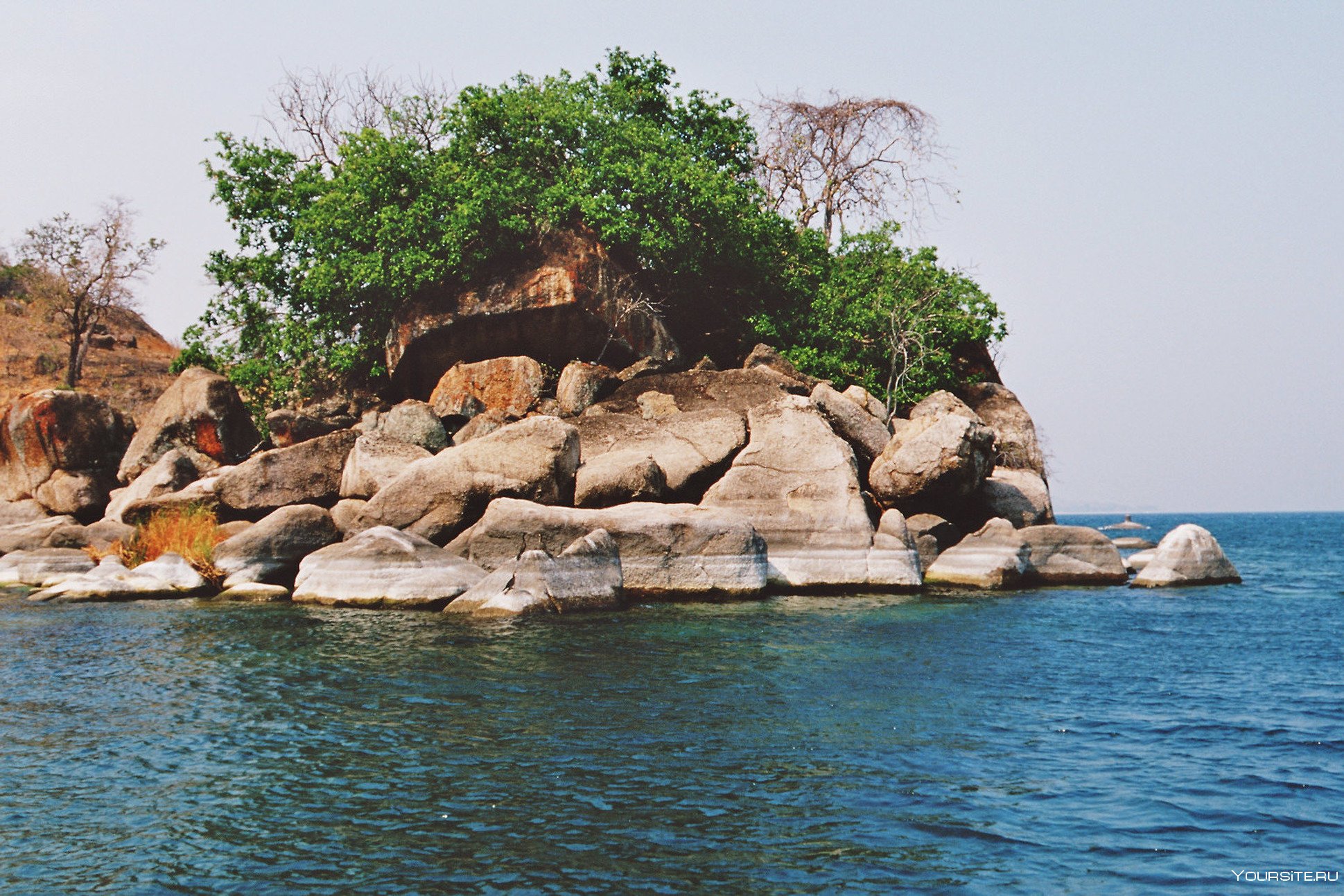 Озеро ньяса расположено. Озеро Ньяса Малави. Национальный парк озера Ньяса Малави. Озеро Ньяса в Танзании. Озеро Малави в Африке.