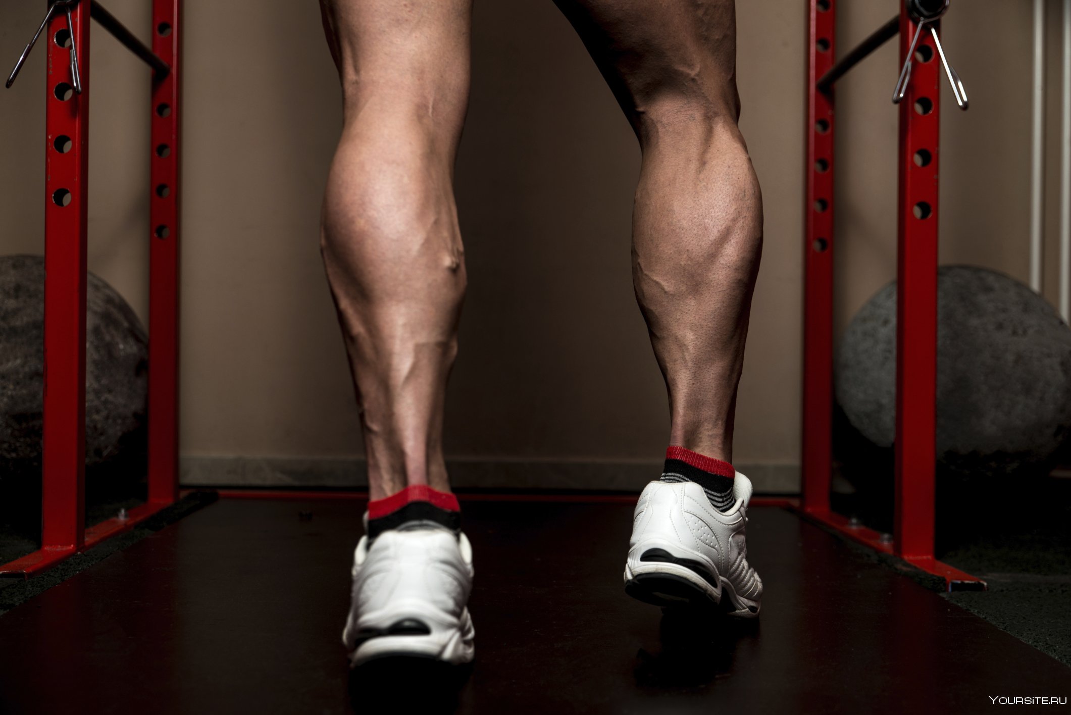 Крутят ноги у мужчин. Накаченные икроножные. Накаченные икроножные мышцы. Упражнения для икроножных мышц. Спортивные мужские ноги.
