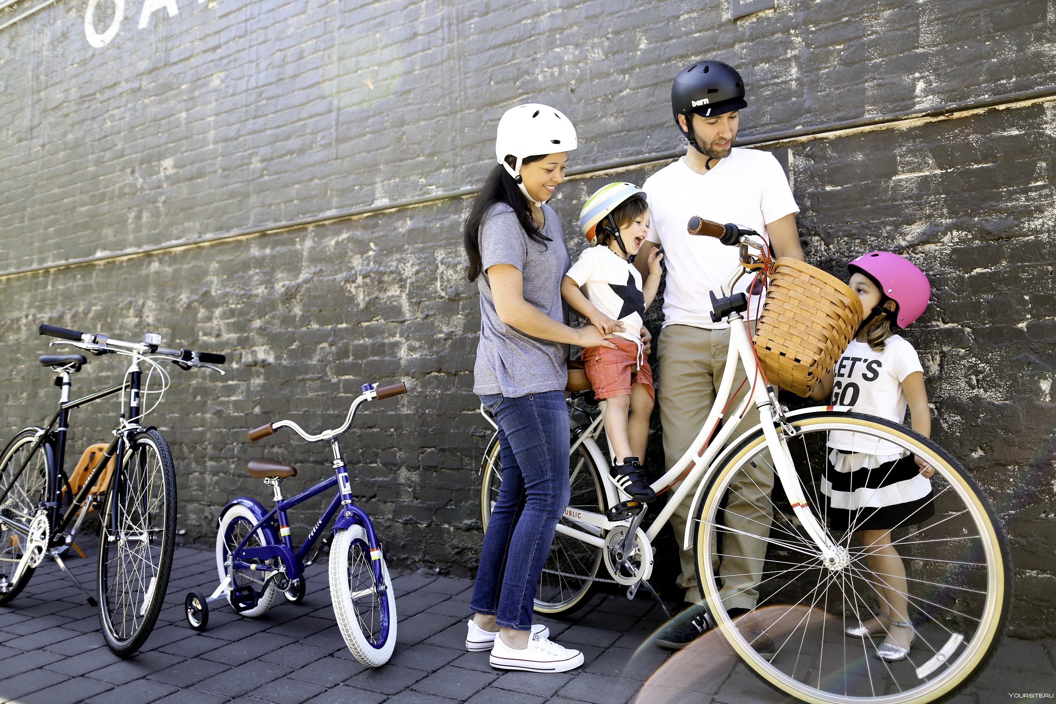 Велосемья. Много велосипедов. Семья на велосипедах. Велосипеды для всей семьи. Реклама велосипедов.